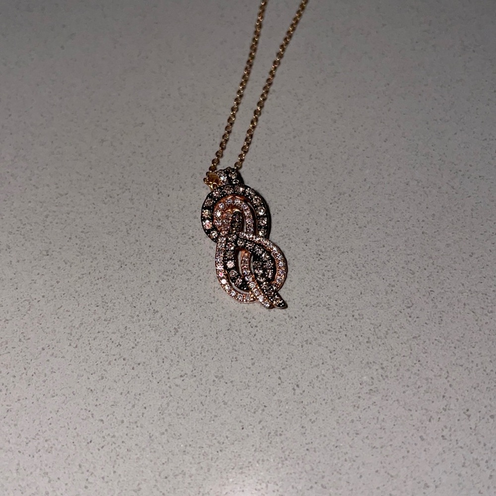 Beautiful necklace with white and chocolate diamonds set in rose gold